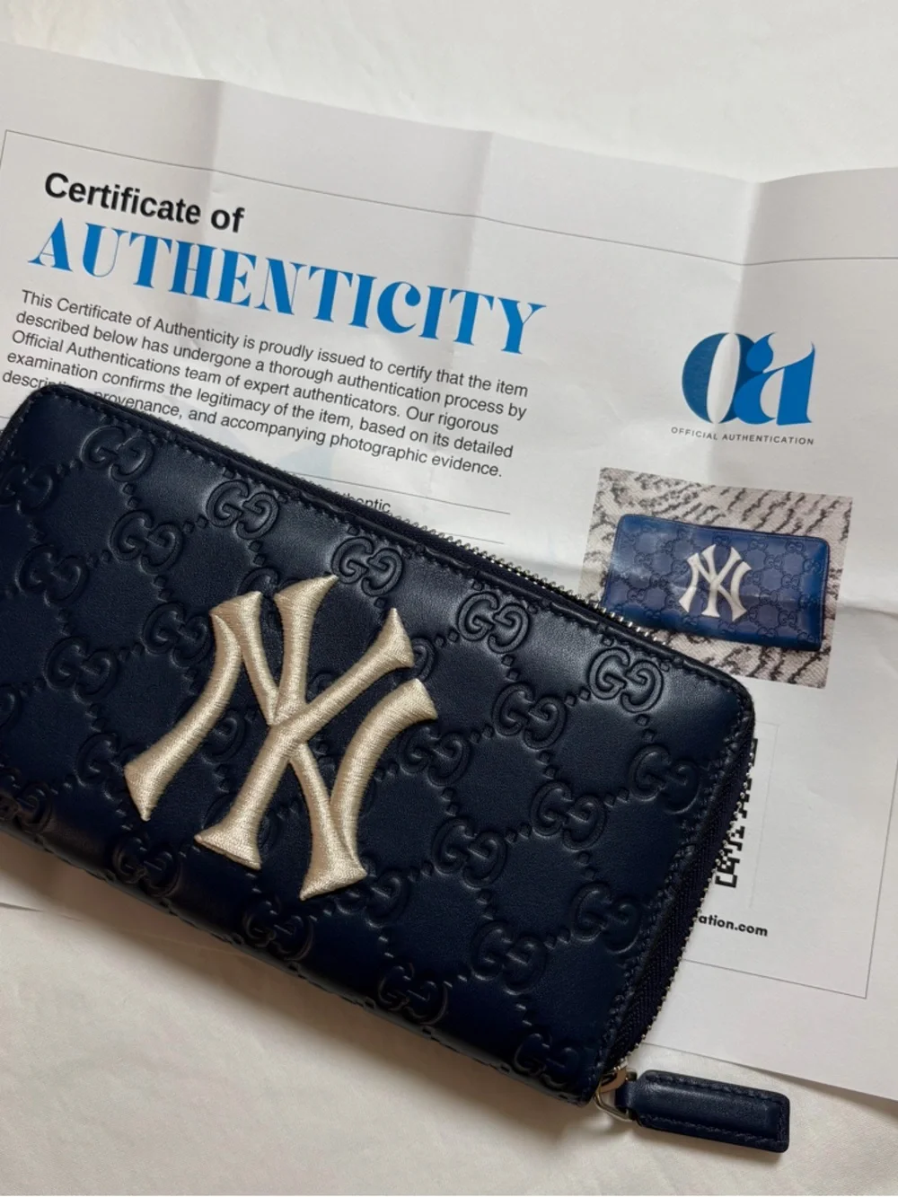 Gucci NAVY Embossed Embroidered Yankees Zip Around Wallet - Picture 2 of 14